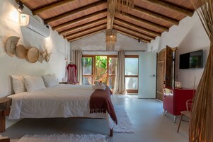 Habitación romántica, 1 cama de matrimonio grande, patio, vistas al jardín | Mininevera