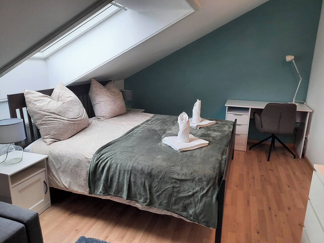 2 slaapkamers, een strijkplank/strijkijzer, reisbedje, wifi