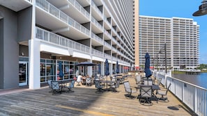 Una terrazza con posti a sedere all'aperto e vista su un albergo di grandi dimensioni.