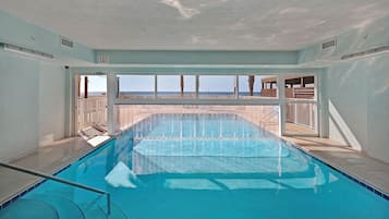 Innendørsbasseng og et oppvarmet basseng