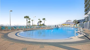 Een verwarmd zwembad