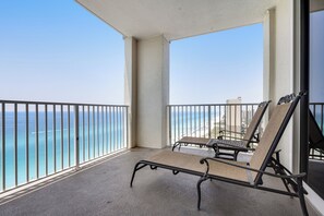 Property grounds - Gulf Views, Amazing Location, Gulf-Front Pool + Free Attraction Tickets! (Panama City Beach)