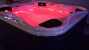 A hot tub with a red light and a control panel. - Villa Maho with breathtaking views (Petite Île)
