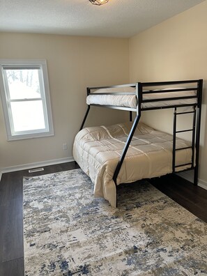 2 bedrooms, iron/ironing board, free WiFi, bed sheets