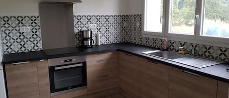 Réfrigérateur, four à micro-ondes, un four, surface de cuisson