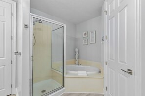 Dusche, Whirlpool, Haartrockner, Handtücher