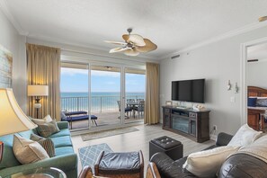 智能电视、DVD 播放器、书、影片库