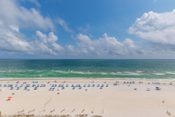 在海滩、沙滩椅、沙滩毛巾