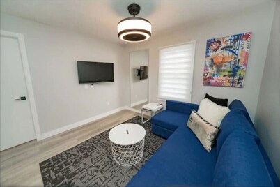 Up and Classy Canadian Suite - Near Attractions