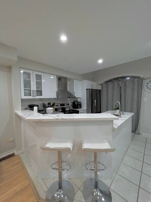 Frigorifero, microonde, forno, piano cottura