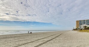 在海灘附近