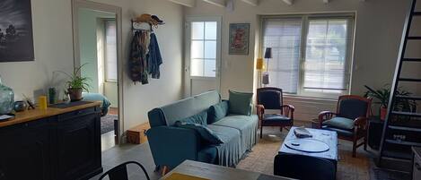 Télévision, lecteur de DVD, livres, médiathèque