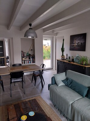 Télévision, lecteur de DVD, livres, médiathèque