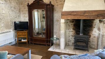 Télévision, cheminée, table de tennis de table