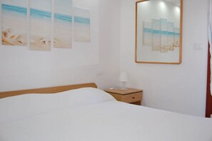 2 bedrooms, iron/ironing board, WiFi