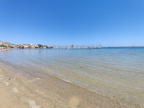 Ranta lähistöllä, aurinkotuoleja