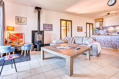 San Bernardino - Four Bedroom House, Sleeps 8