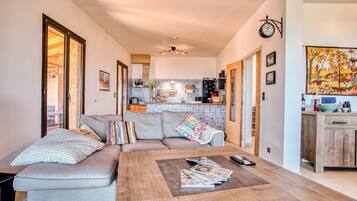 TV, fireplace, DVD player, stereo