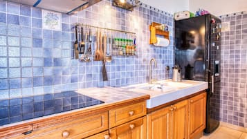 Réfrigérateur, four, lave-vaisselle, cafetiÚre/bouilloire