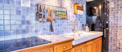 Fridge, oven, dishwasher, coffee/tea maker