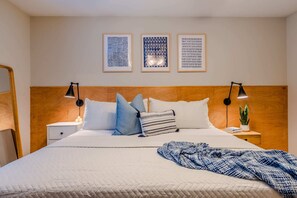 2 間睡房、記憶棉床墊、書桌、遮光窗簾/窗簾