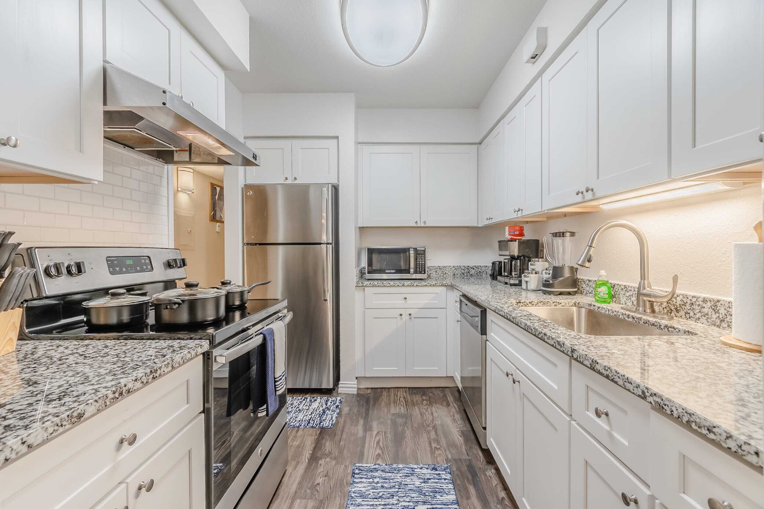 Kühlschrank, Mikrowelle, Ofen, Herdplatte