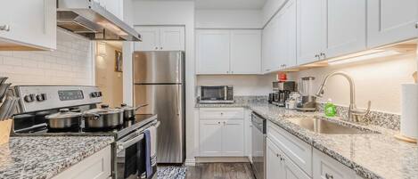 Réfrigérateur, micro-ondes, four, plaque de cuisson