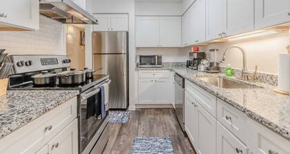 NEW! Urban Comfort | KING Bed Centrally Located