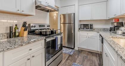 NEW! Urban Comfort | KING Bed Centrally Located