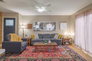 Een smart-tv, boeken en een filmbibliotheek