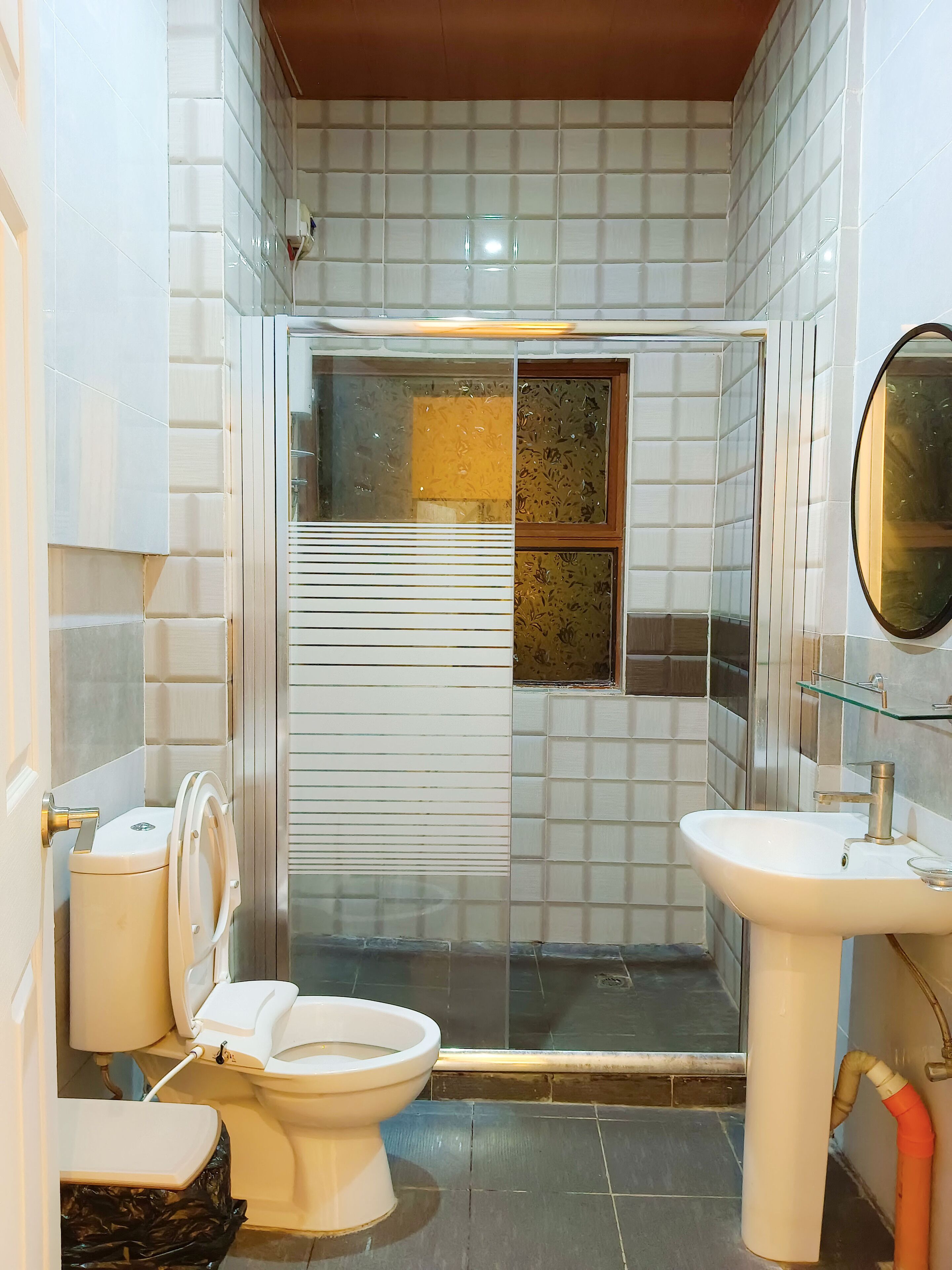 grand villa, 4 bedrooms | bathroom | shower, hair dryer, towels