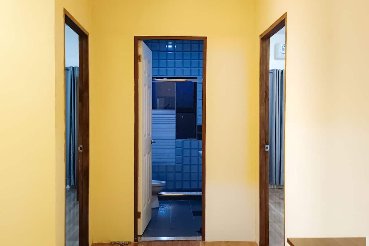 grand villa, 4 bedrooms | bathroom | shower, hair dryer, towels