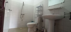 Dusche, Handtücher, Shampoo