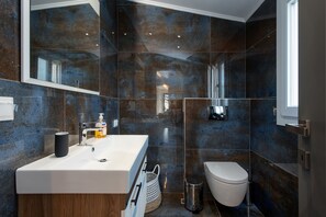 Douche, sèche-cheveux, serviettes fournies, savon