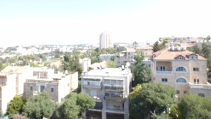 Un quartiere residenziale con edifici a più piani, alcuni dotati di balconi e altri con tetti piani.