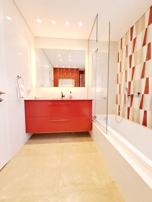 Shower, hair dryer, towels, soap - Luxury Near Inbal Hotel (Jerusalem)