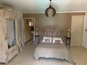 4 bedrooms, iron/ironing board, travel cot, free WiFi - Authentic Mas Provençal near Mont-Ventoux with private pool (Mazan)