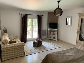 4 bedrooms, iron/ironing board, travel cot, free WiFi