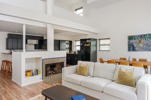 TV connectée, cheminée, livres