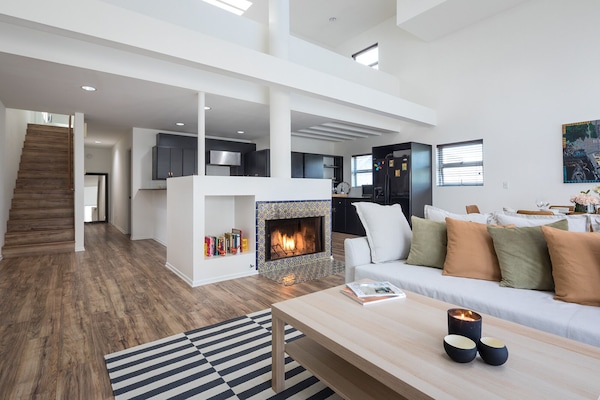 Smart-TV, Kamin, Bücher