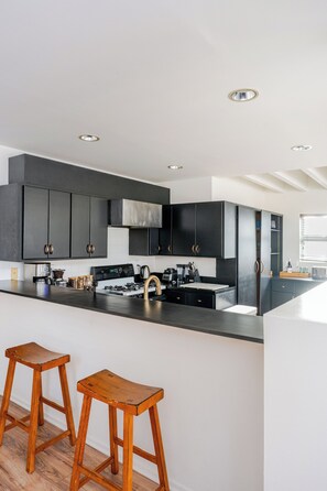 Fridge, microwave, oven, stovetop - Designer Loft with parking 5min to the beach ! (Los Angeles)