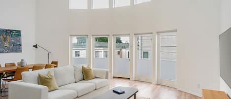 Una Smart TV, una chimenea, libros