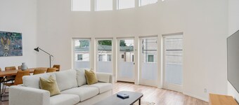 Designer Loft with parking 5min to the beach !