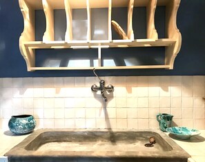 A kitchen with a wooden hanging rack, a sink with a drain, and two ceramic bowls on the counter. - Delightful family Farmhouse with pool, in the woods, 20 km from Florence (Toscana)