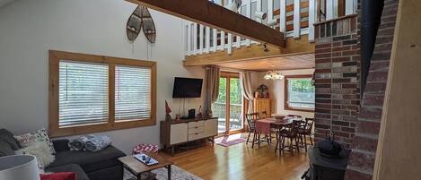 Smart-TV, Kamin, DVD-Player, Bücher