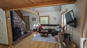 Téléviseur connecté, foyer, lecteur de DVD, livres