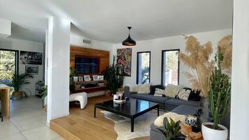 TV connectée, jeux vidéo, table de tennis de table, livres