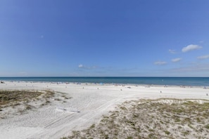 Sulla spiaggia, lettini da mare, teli da spiaggia