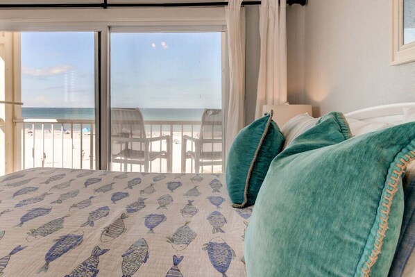 2 quartos, escrivaninha, ferros/tábuas de passar roupa