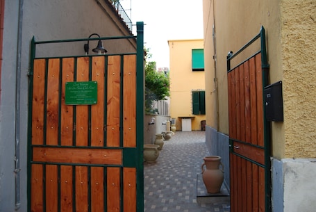Exterior. Guesthouse outside the Port